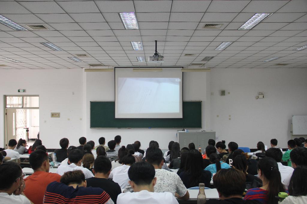 研究生部青年团员重温了入团誓词