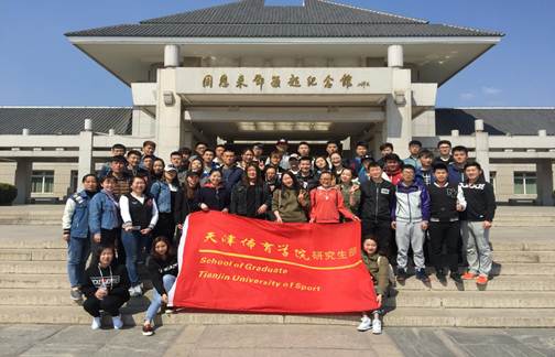 党员与入党积极分子满怀崇敬之情进馆参